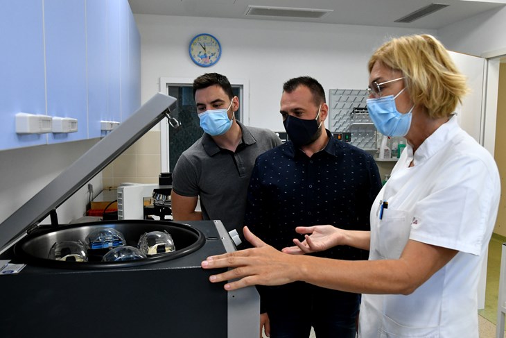 Dr. Lorena Lazarić-Stefanović i načelnik općine Medulin Ivan Kirac u laboratoriju (Snimio Milivoj Mijošek)