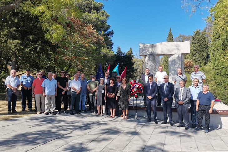 Vijenci su položeni u Parku hrvatskih branitelja ispred skulpture "Vrata u bolju budućnost"