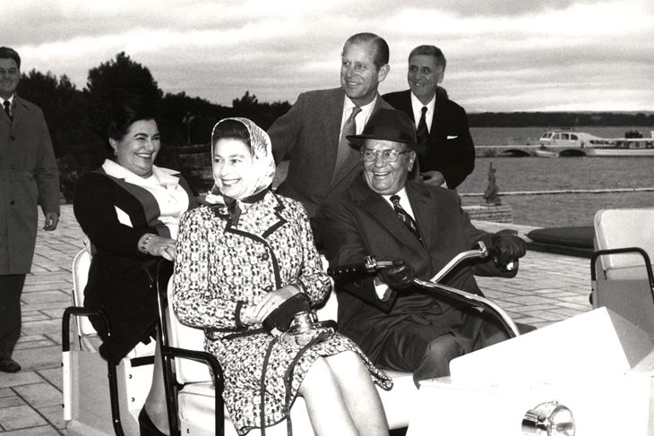 Kraljica s Titom na Brijunima (Facebook Grupa Pula iz vremena JUgoslavije)