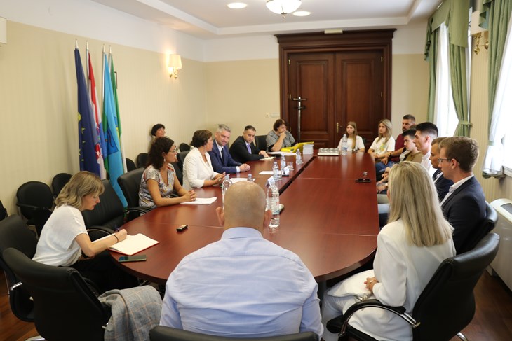 Istarski župan Boris Miletić i Sandra Ćakić Kuhar s članovima Savjeta mladih