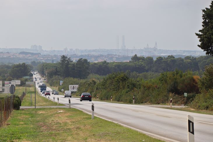 Zanimljivo je da će kroz ovaj aktualni natječaj biti dodijeljena i velika zapuštena čestica na Lakvidotu, uz Vodnjansku cestu, namijenjena sadnji trajnih nasada - maslinarstvu i voćarstvu