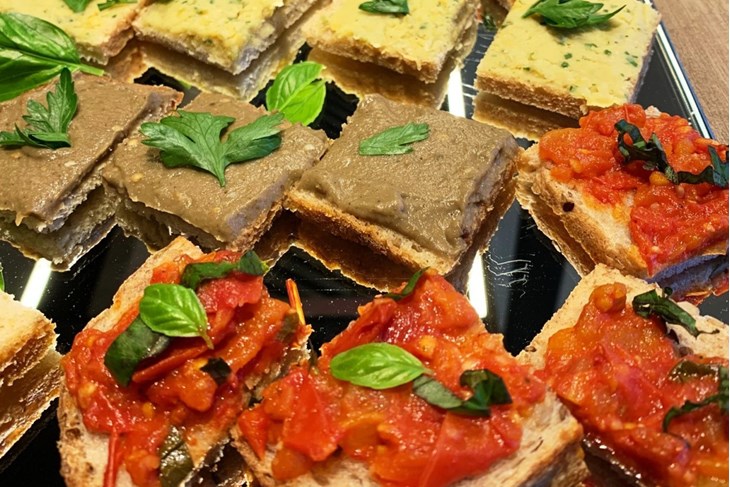 Šareni tanjur - palenta s pesto genovese umakom, meksički miks - kukuruz i grah, pečeno korjenasto povrće, pita s pečenim povrćem, miješana salata (Snimio Dejan Štifanić)