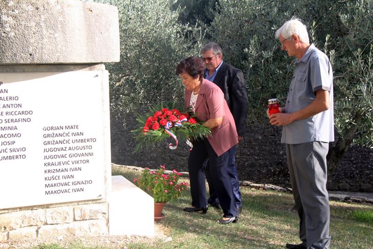Polaganje vijenaca uz spomenik borcima grožnjanskog bataljuna (Snimio Luka Jelavić)