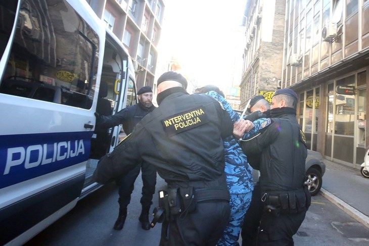 Policija nakon ubojstva vodi Brnadu u vozilo (Hina)