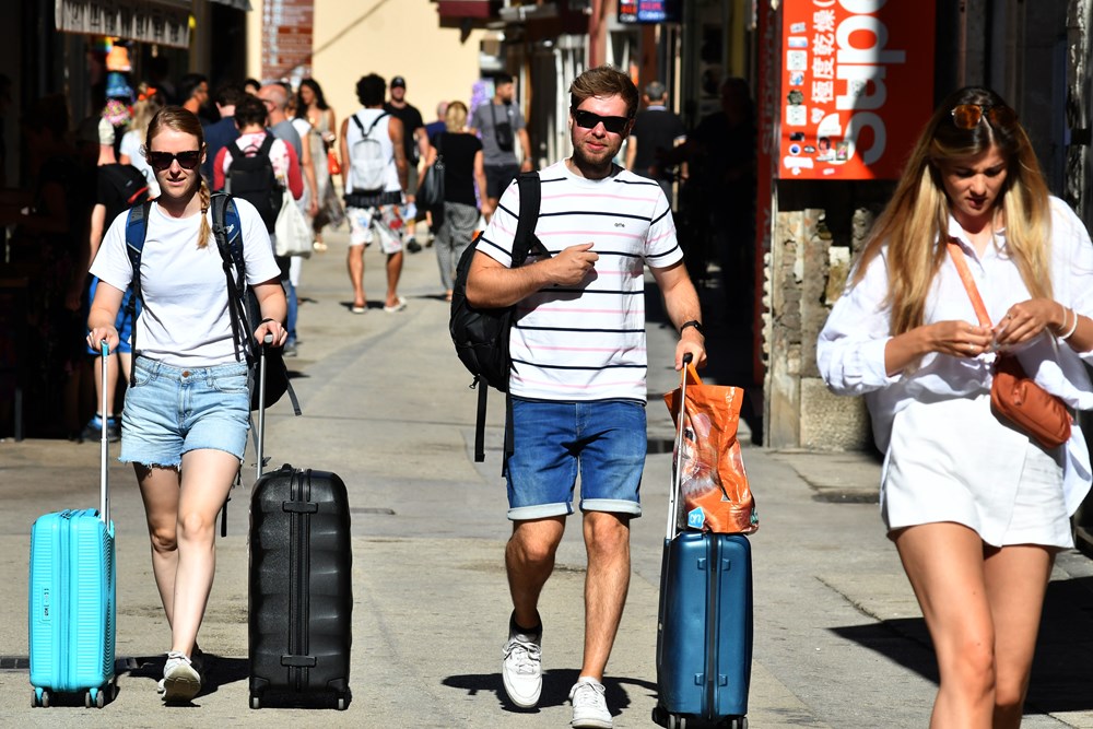 Turisti u Puli (snimio Milivoj MIJOŠEK)