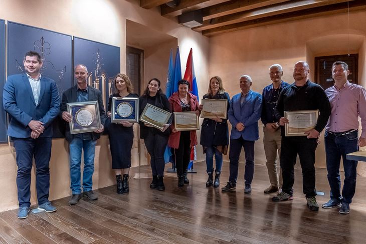 Nagrađeni sirari i organizatori festivala (Sandi Bančić)