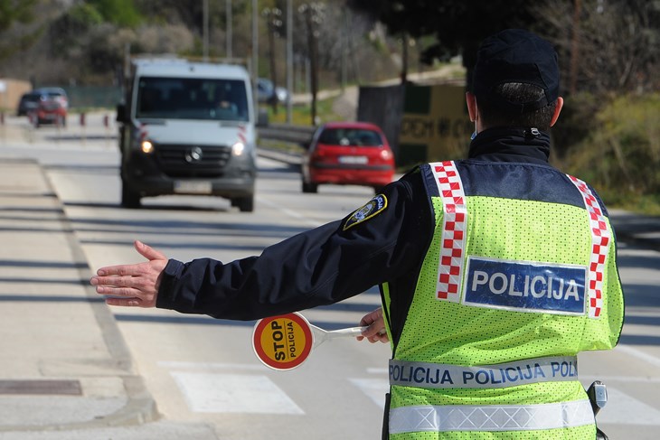 Policijski službenik regulirao je promet (Snimio Milivoj Mijošek)