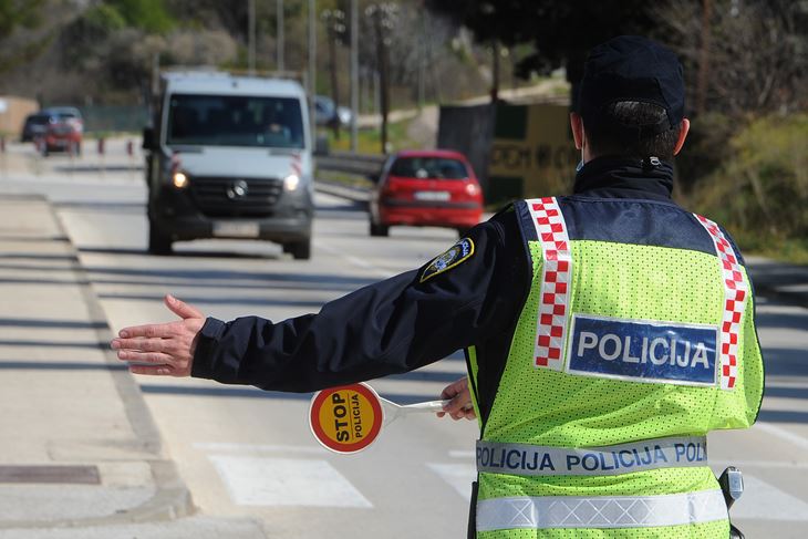 Policijski službenik regulirao je promet (Snimio Milivoj Mijošek)