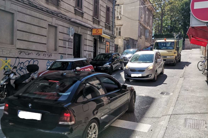Fotografija koja dočarava zbunjenost vozača
