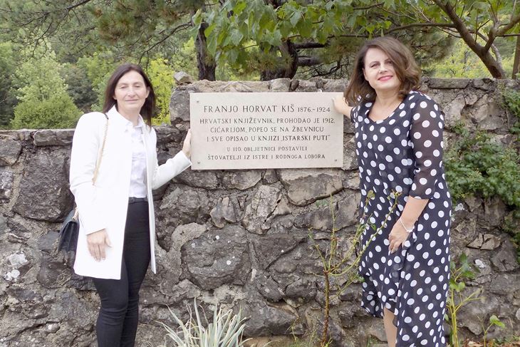 Ploču koja je postavljena pored javne špine - seoskog bunara o kojem Kiš piše otkrile načelnice Lobora i Lanišća (Snimila Gordana Čalić Šverko)