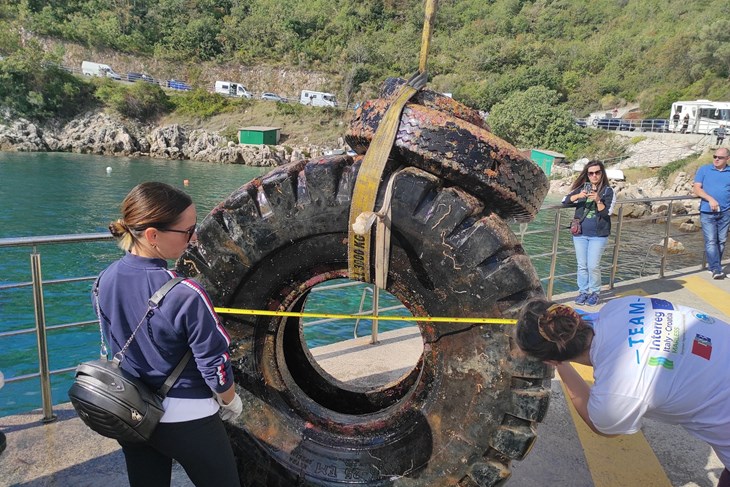 Iz mora je izvučeno 35 guma (Foto IRENA)