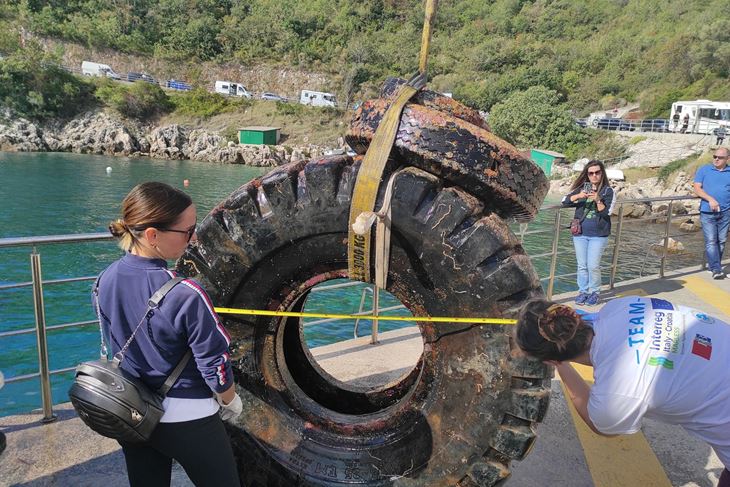 Iz mora je izvučeno 35 guma (Foto IRENA)