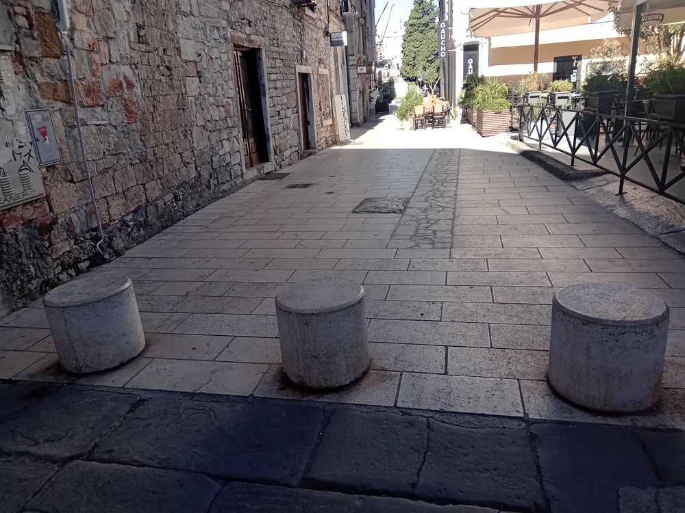 U Ulicu Stovagnaga vozilom se ne može zbog tri betonska bloka