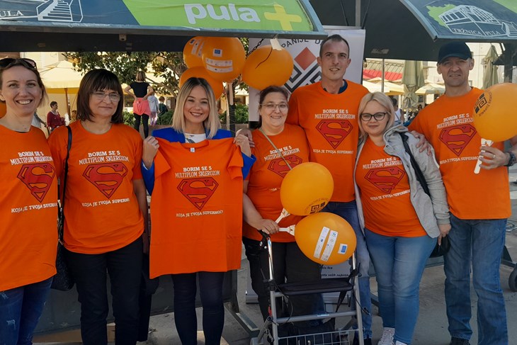 Multipla skleroza nije bauk - poruka odaslana s pulske tržnice (Snimila Lara Bagar)