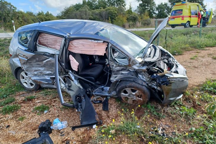 Jedno od vozila koje je sudjelovalo u nesreći totalno je uništeno (Foto DVD Bale)