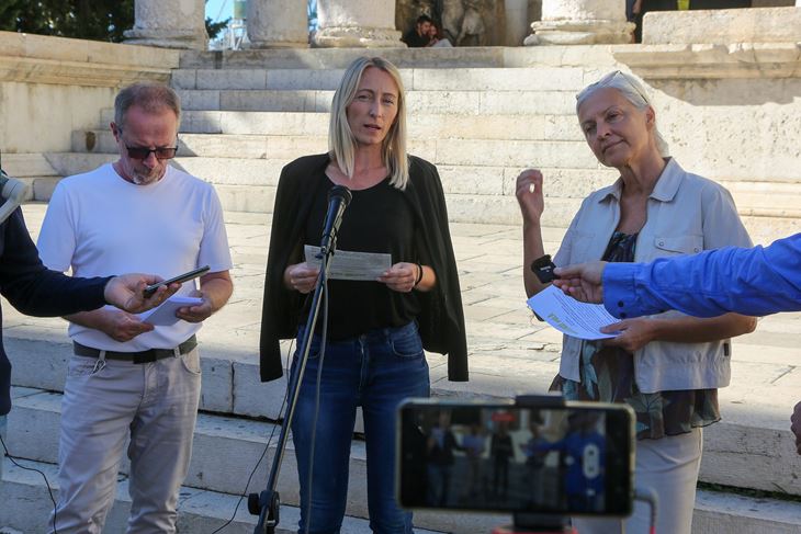 Noel Mirković, Ana Fonović i Dušica Radojčić iz pulskog Možemo! (CROPIX)