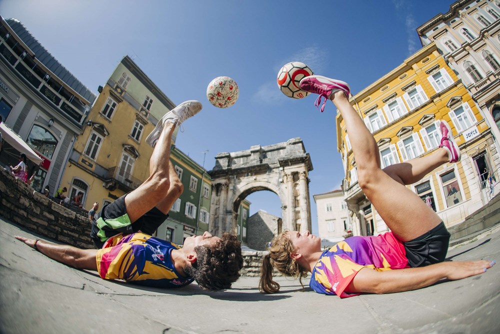 Anto Sanz + Jasmijn Janssen in front of the Arch in Pula