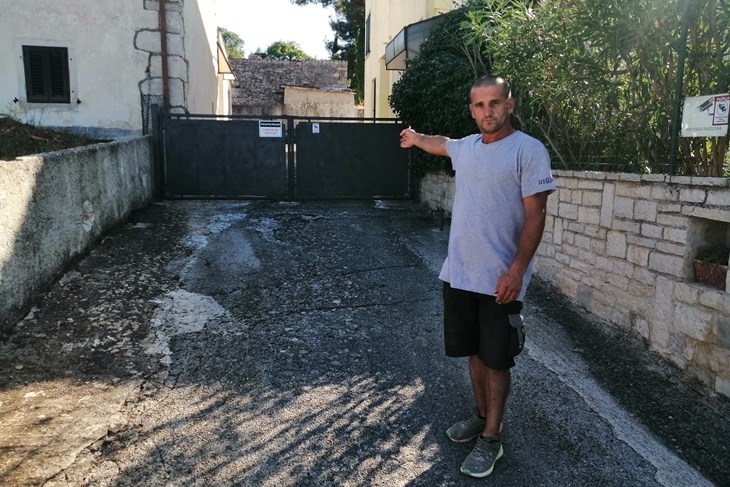 Sporna kapija kojom je ograđen javni put