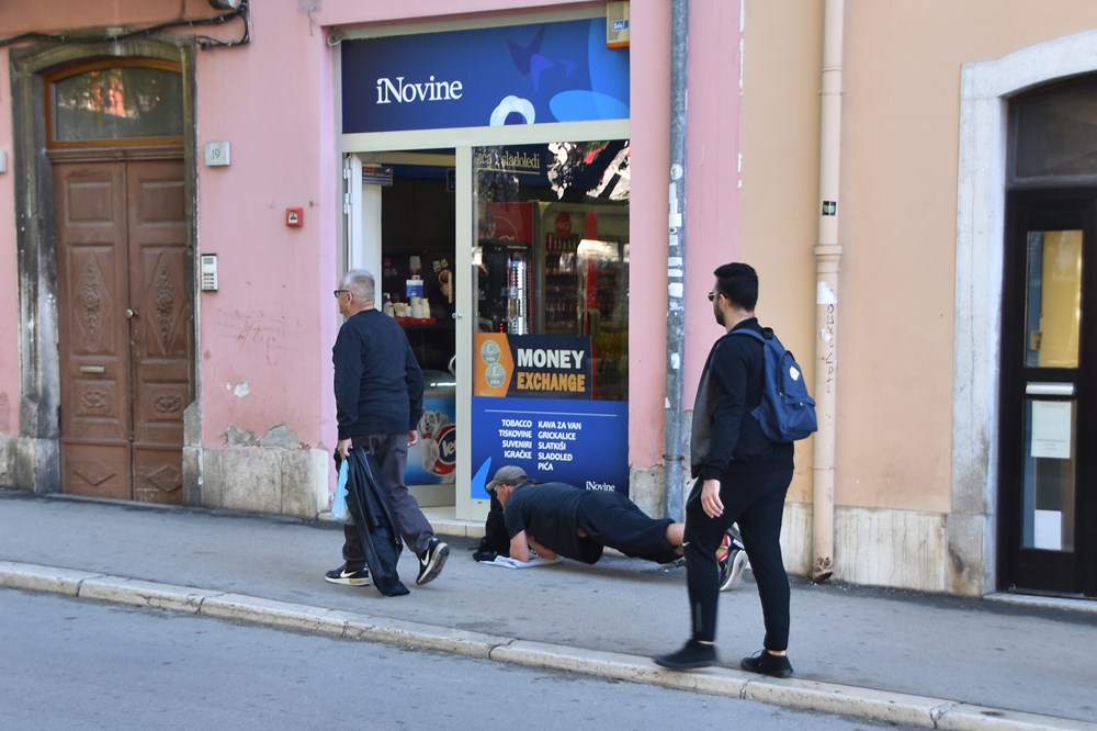 Muškarac u Puli radi "plank" (snimio Duško MARUŠIĆ ČIČI)
