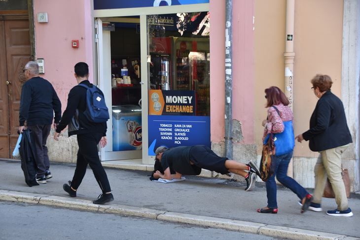 Muškarac u Puli radi "plank" (snimio Duško MARUŠIĆ ČIČI)