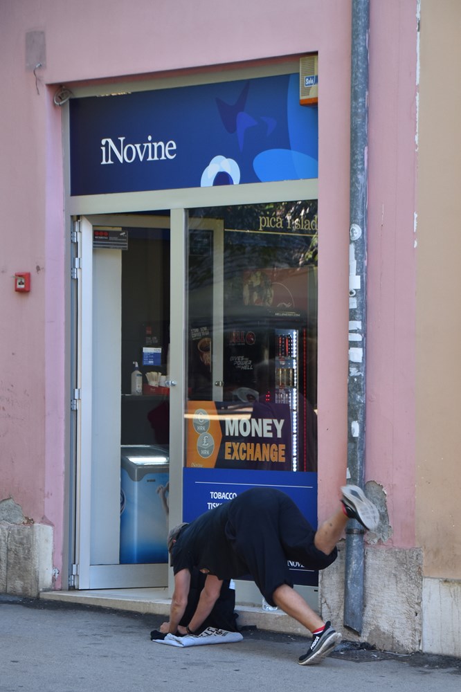 Muškarac u Puli radi "plank" (snimio Duško MARUŠIĆ ČIČI)