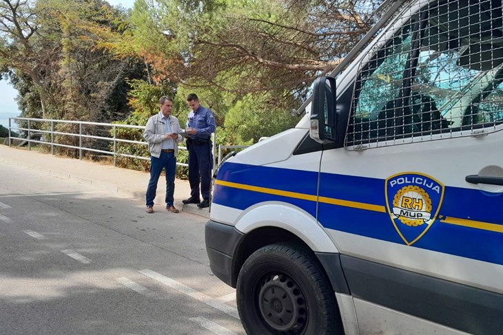 Kostić s policijom (snimila Lara BAGAR)
