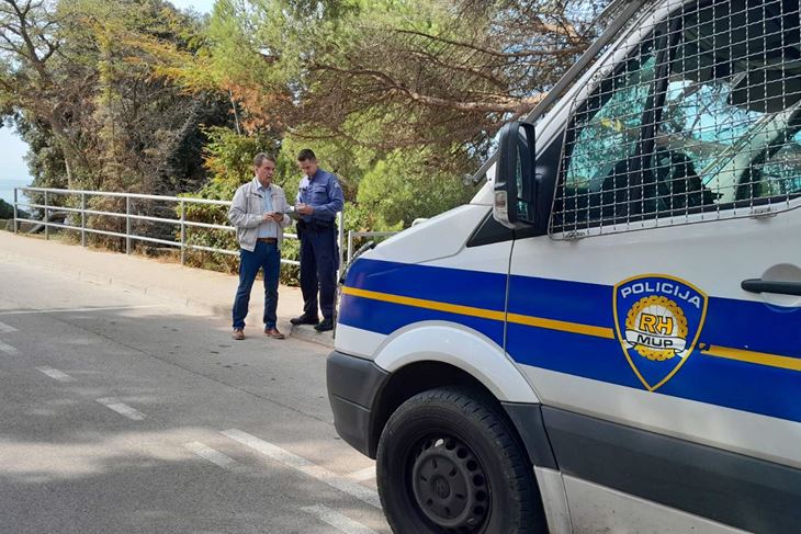Kostić s policijom (snimila Lara BAGAR)