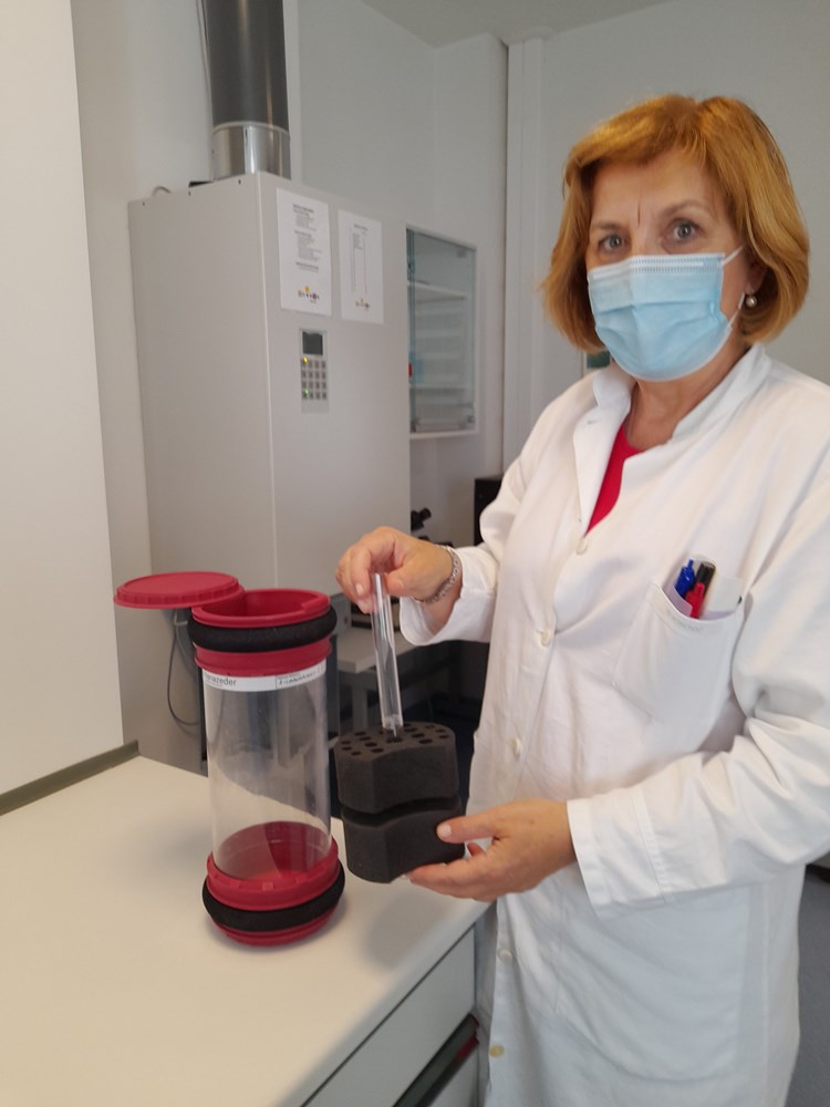 Spremnik za uzorke koji se transportira zračnom poštom