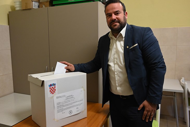 Filip Zoričić glasa na referendumu (Snimio Danilo Memedović)