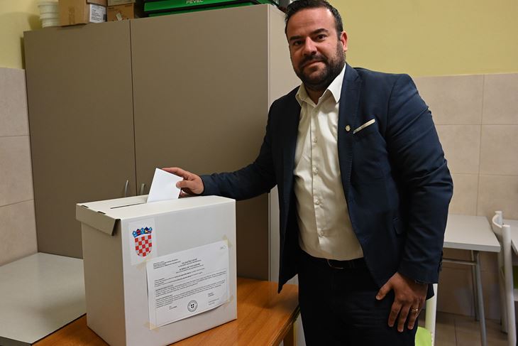 Filip Zoričić glasa na referendumu (Snimio Danilo Memedović)