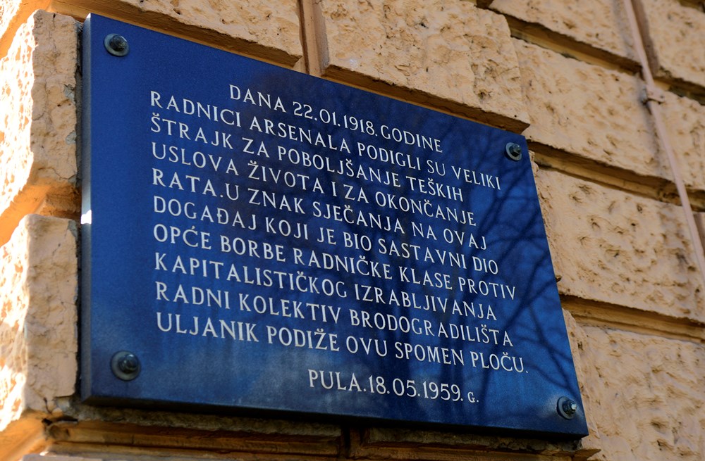 Spomen ploča u Uljaniku