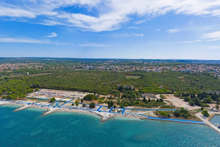 Resort se planira u pozadini plaže, otprilike od parkirališta pa u natrag, uključujući parkiralište 