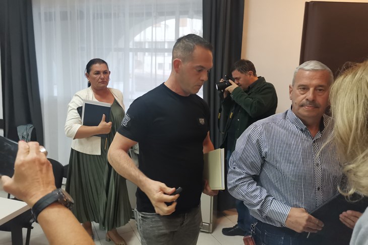 Oporbeni vijećnici napuštaju sjednicu Vijeća (Snimio Branko Biočić)
