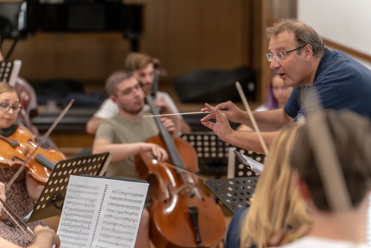 Zagrebački mladi filharmoničari i dirigent Toncxi Bilić