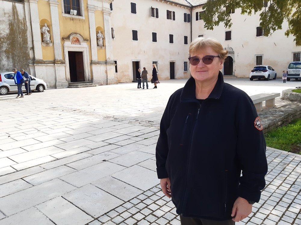 Sociologinja, diplomirana inženjerka građevine i doktorica bioloških znanosti - Renata Pamić na supetarskoj placi (Snimio Aldo Pokrajac)