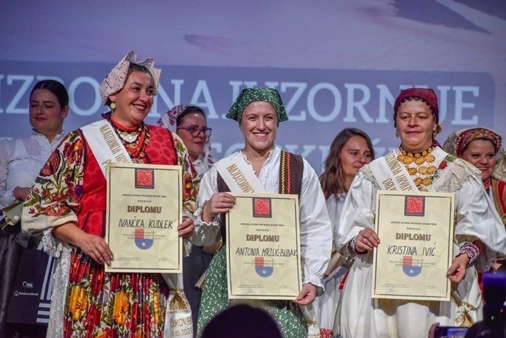 S nagradom (Foto: Facebook)
