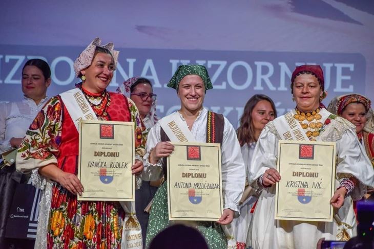 S nagradom (Foto: Facebook)