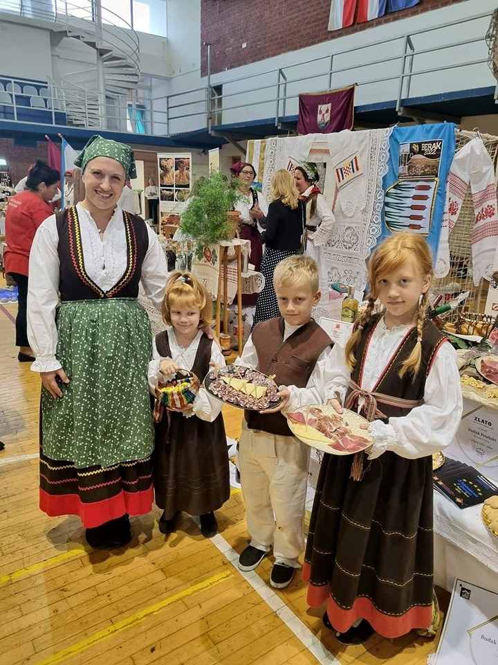 Antonia Mrzlić Budak s djecom