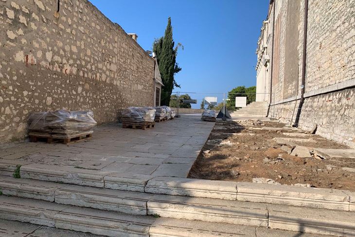 Plato kraj crkve (Foto Grad Rovinj)