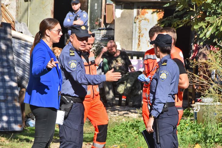 U 13 sati završila je deložacija koja je trajala od jutros s nelegalno zauzete gradske parcele kod pulske Punte (Snimio Duško Marušić Čiči)