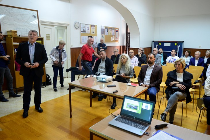 Pročelnik Prhat s stanovnici Gregovice (snimio Dejan ŠTIFANIĆ)