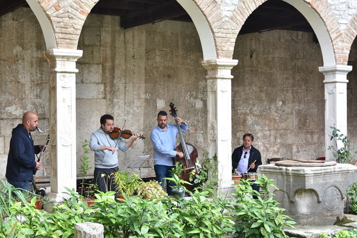 Giipuja u Franjevačkom samostanu (Snimio Duško Marušić Čiči)
