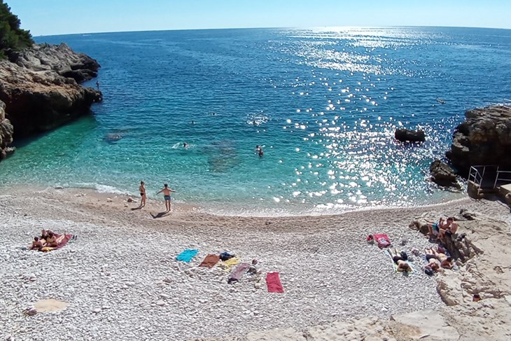 Uređene plaže ispod hotela kroz dugogodišnje koncesijske ugovore mogle bi postati nedostupne građanima (Snimila Duška Palibrk)