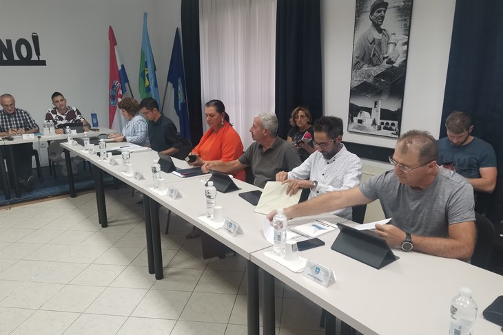 Mladen Bajramović na Općinskom vijeću (drugi s desna)