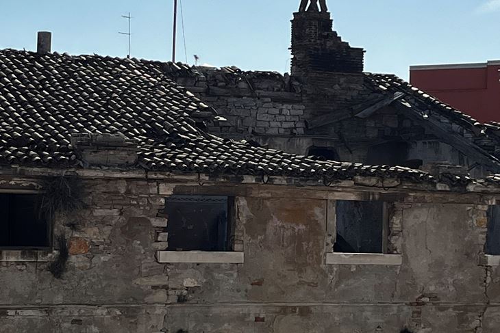 Ruševna zgrada u starom gradu