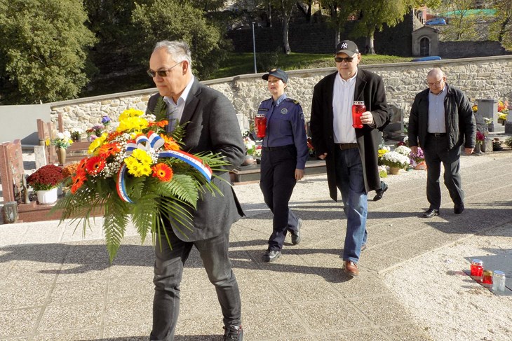 Polaganje cvijeća na mjesnom groblju Buzet (Snimila Gordana Čalić Šverko)