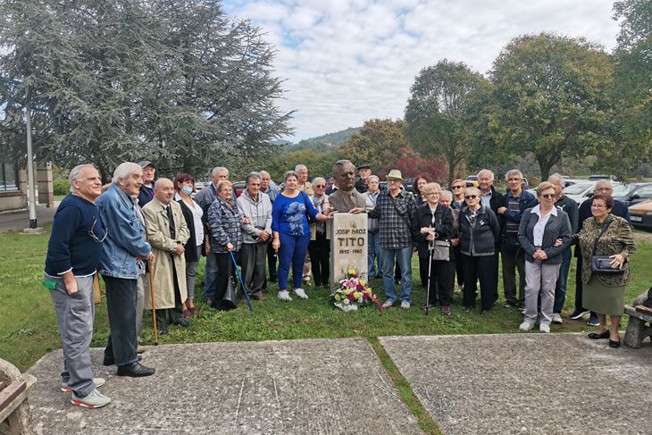 Članovi labinskog Društva kod Titove biste (snimio Branko BIOČIĆ)