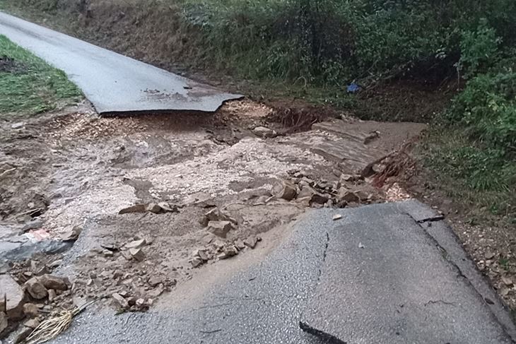 Klizišta su doslovce odnijela ceste (foto: Kristijan JERMANIŠ)
