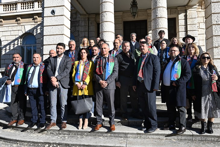 Grupna fotografija hrvatskih Roma i njihovih gostiju iz inozemstva (snimio Danilo MEMEDOVIĆ)