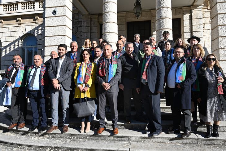 Grupna fotografija hrvatskih Roma i njihovih gostiju iz inozemstva (snimio Danilo MEMEDOVIĆ)